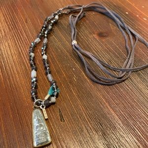 Beaded & suede necklace w/ stone pendant (114)